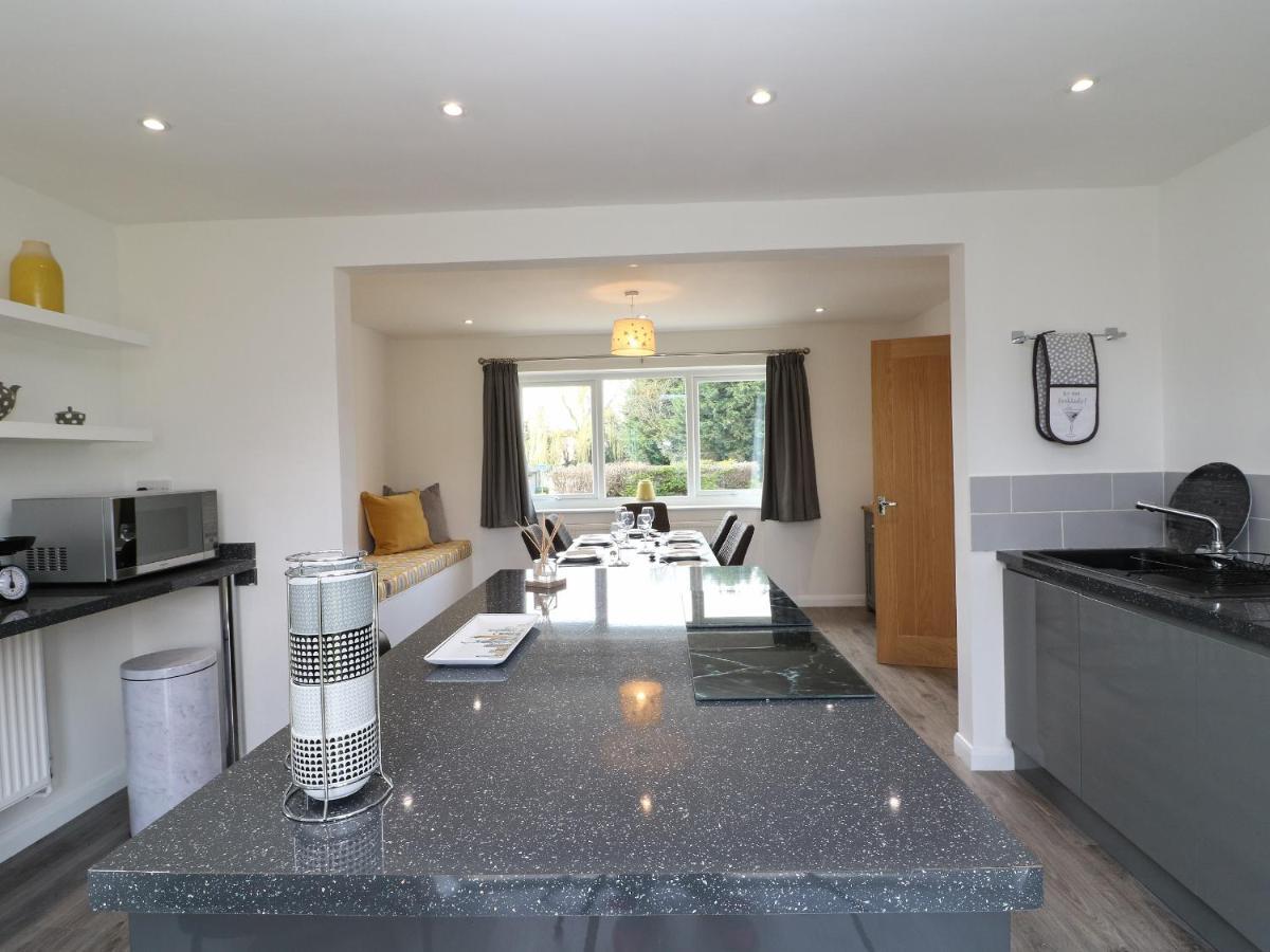 Honeystones Witney Exterior foto